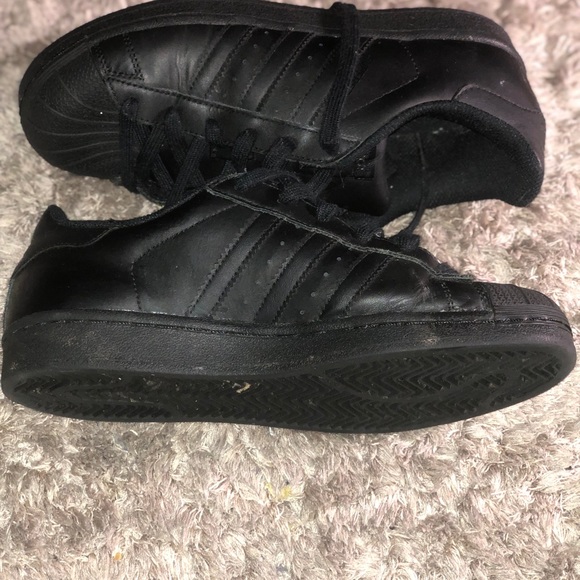 Boy’s Adidas shell toe sneakers - Picture 3 of 6